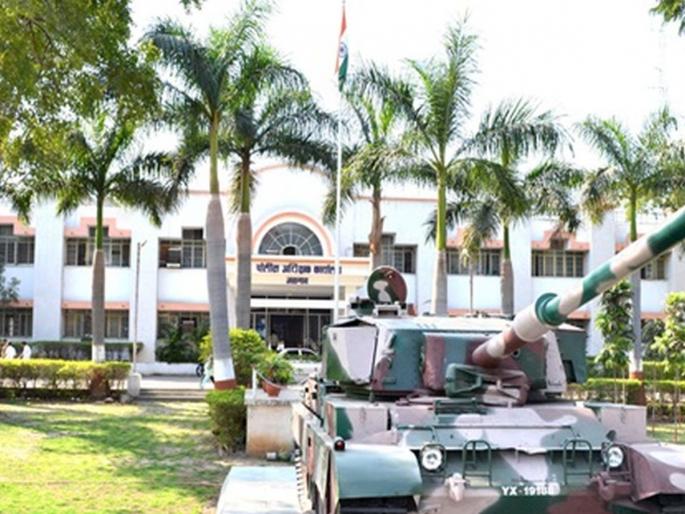 clash among the youth in the premises of the Superintendent of Police jalgaon | पोलीस अधीक्षक कार्यालयाच्या आवारात तरूणांमध्ये झोंबाझोंबी... clash among the youth in the premises of the Superintendent of Police jalgaon | पोलीस अधीक्षक कार्यालयाच्या आवारात तरूणांमध्ये झोंबाझोंबी...