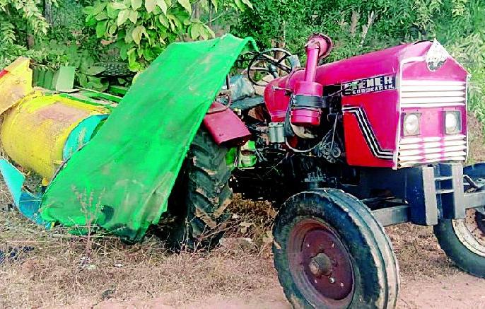 Truck carrying tractor collapses | भरधाव ट्रकची ट्रॅक्टरला धडक Truck carrying tractor collapses | भरधाव ट्रकची ट्रॅक्टरला धडक