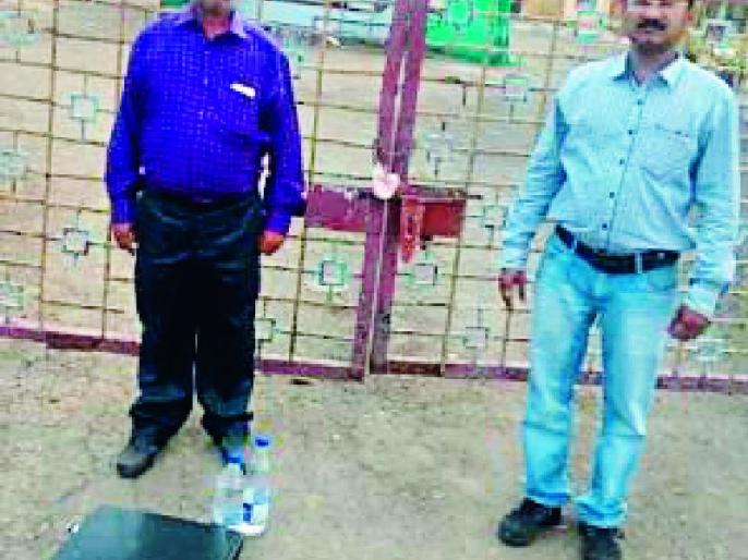 Locked the 'Vasant' factory | ‘वसंत’ कारखान्याला कुलूप ठोकले Locked the 'Vasant' factory | ‘वसंत’ कारखान्याला कुलूप ठोकले
