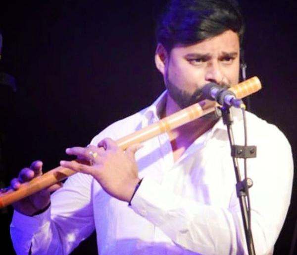 बासरीच्या सुरावटीने रसिकांना मोहित करणारा अवलिया; रोहित वनकर Marathi