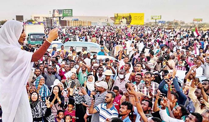 Alaa Salah, the new face of Sudan's protest | सुदानच्या सत्तापालटाचा चेहरा बनलेली अल सलाह कोण आहे? Alaa Salah, the new face of Sudan's protest | सुदानच्या सत्तापालटाचा चेहरा बनलेली अल सलाह कोण आहे?