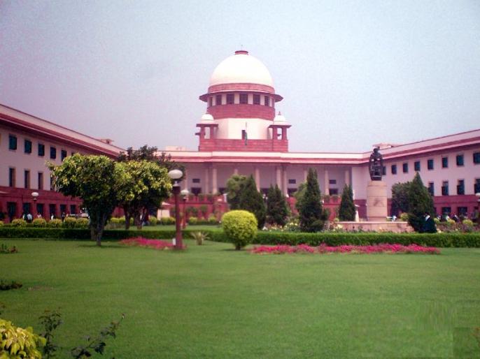 Death toll due to potholes more than martyrs, supreme court | खड्ड्यांमुळे मृत्युमुखी पडलेल्यांची संख्या हुतात्म्यांहून अधिक Death toll due to potholes more than martyrs, supreme court | खड्ड्यांमुळे मृत्युमुखी पडलेल्यांची संख्या हुतात्म्यांहून अधिक