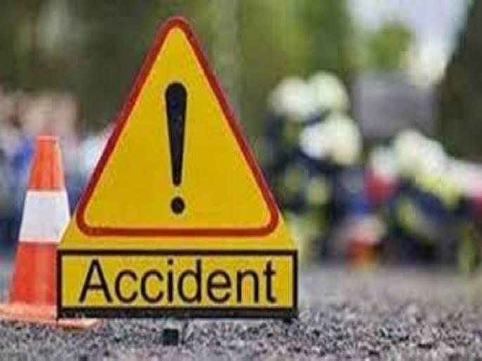 14 injured in tractor accident | ऊस तोड मजुरांच्या ट्रॅक्टरला अपघात, १४ जण जखमी 14 injured in tractor accident | ऊस तोड मजुरांच्या ट्रॅक्टरला अपघात, १४ जण जखमी