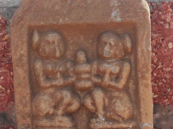 प्राचीन कोरीव शिल्प आढळले, बघ्यांनी केली गर्दी Marathi News Found in ancient sculpture