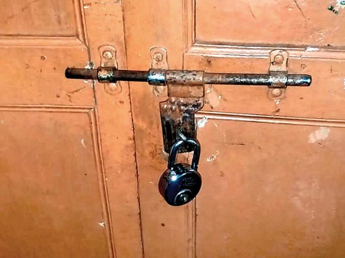 In the school of nadhavade, the thieves of the thieves were removed | नाधवडे विद्यालयात चोरट्यांचा डल्ला -छपराची कौले काढून केला प्रवेश In the school of nadhavade, the thieves of the thieves were removed | नाधवडे विद्यालयात चोरट्यांचा डल्ला -छपराची कौले काढून केला प्रवेश