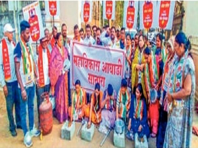 जिल्हाधिकारी कार्यालयासमोर मांडल्या चुली, साताऱ्यात गॅस टंचाईबाबत महाविकास आघाडीचे अनोखे आंदोलन
