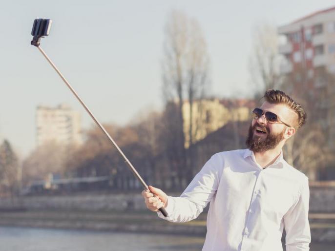 सतत स्वतचे सेल्फी काढणारे असतात आत्मकेंद्री Marathi News Self