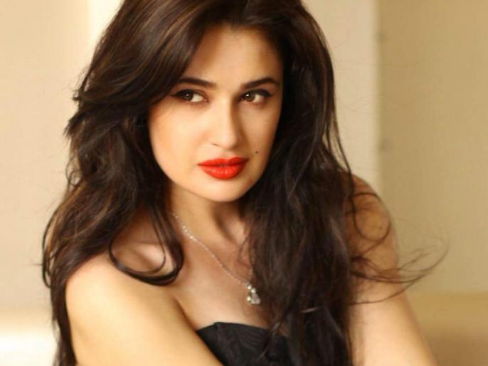 marathi-news-yuvika-chaudhary-latest-model-watch