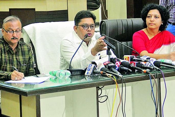 Counting of votes in 120 polling booths on 20 tables in each round | प्रत्येक फेरीत २० टेबलवर १२० मतदान केंद्रावरील मतमोजणी Counting of votes in 120 polling booths on 20 tables in each round | प्रत्येक फेरीत २० टेबलवर १२० मतदान केंद्रावरील मतमोजणी