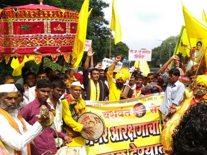 Mega Bhabarite protests against Dhangar community | मà¥à¤à¤¾à¤à¤°à¤¤à¥à¤²à¤¾ धनà¤à¤° समाà¤à¤¾à¤à¤¾ विरà¥à¤§