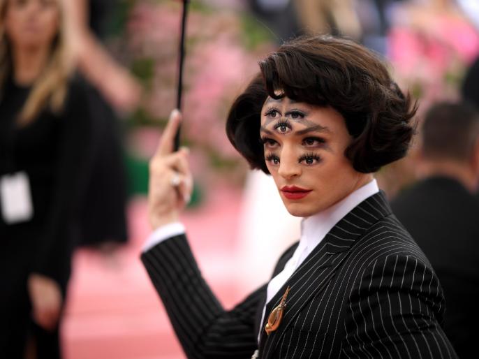 the crazy makeup story of ezra miller in met gala 2019 | ‘मेट गाला 2019’च्या ‘त्या’ लूकची कथा; जे पाहिल्यानंतर अनेकांना आली भोवळ!! the crazy makeup story of ezra miller in met gala 2019 | ‘मेट गाला 2019’च्या ‘त्या’ लूकची कथा; जे पाहिल्यानंतर अनेकांना आली भोवळ!!