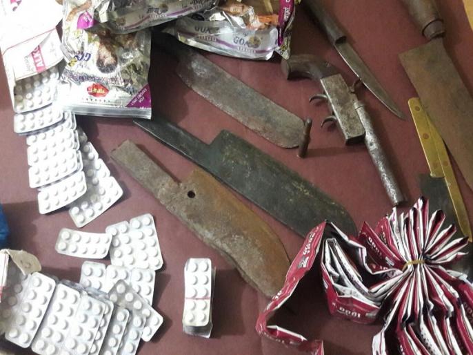 Medicines and arms sold under the business of Bhissey, four brothers arrested | भिस्सीच्या व्यवसायाआड नशेची औषधे व शस्त्रविक्री, चार भावांना केली अटक Medicines and arms sold under the business of Bhissey, four brothers arrested | भिस्सीच्या व्यवसायाआड नशेची औषधे व शस्त्रविक्री, चार भावांना केली अटक