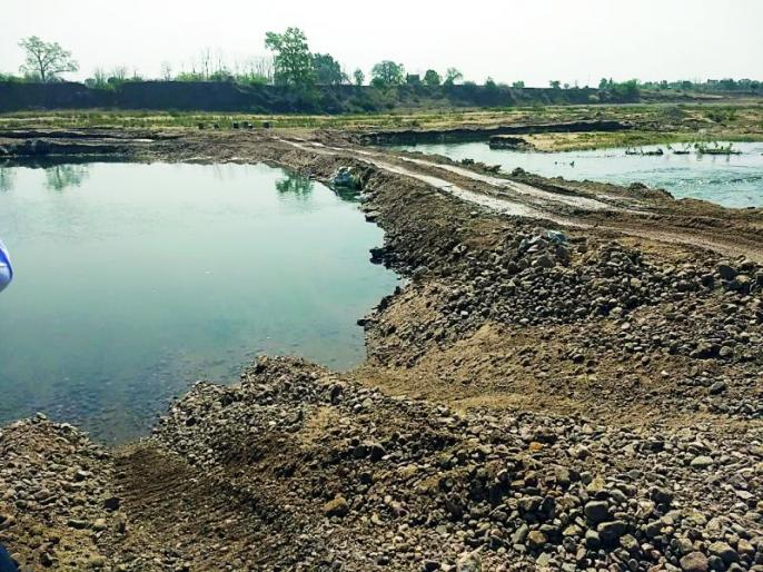 The flow of water through the Kanhan river is blocked | कन्हान नदीत रस्ता करून पाण्याचा प्रवाह रोखला The flow of water through the Kanhan river is blocked | कन्हान नदीत रस्ता करून पाण्याचा प्रवाह रोखला