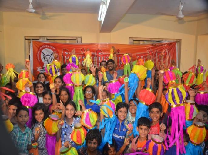 दीपावली आकाशकंदील व पणती पेंटींग कार्यशाळेत चिमुकल्यांनी बनविले