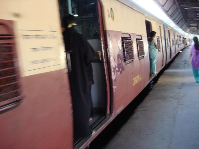 The women on the train are on the chemical attack | रà¥à¤²à¥à¤µà¥à¤à¥à¤¯à¤¾ महिला पà¥à¤°à¤µà¤¾à¤¶à¤¾à¤à¤µà¤° हà¥à¤¤à¤¾à¤¹à¥à¤¤ à¤à¥à¤®à¤¿à¤à¤² à¤
à¤à¥
à¤