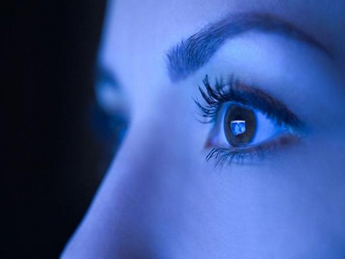 Led light damages eyes retina health officials give alert | LEDच्या प्रकाशानं डोळ्यांचं नुकसान, स्वास्थ्य अधिकाऱ्यांचा इशारा Led light damages eyes retina health officials give alert | LEDच्या प्रकाशानं डोळ्यांचं नुकसान, स्वास्थ्य अधिकाऱ्यांचा इशारा