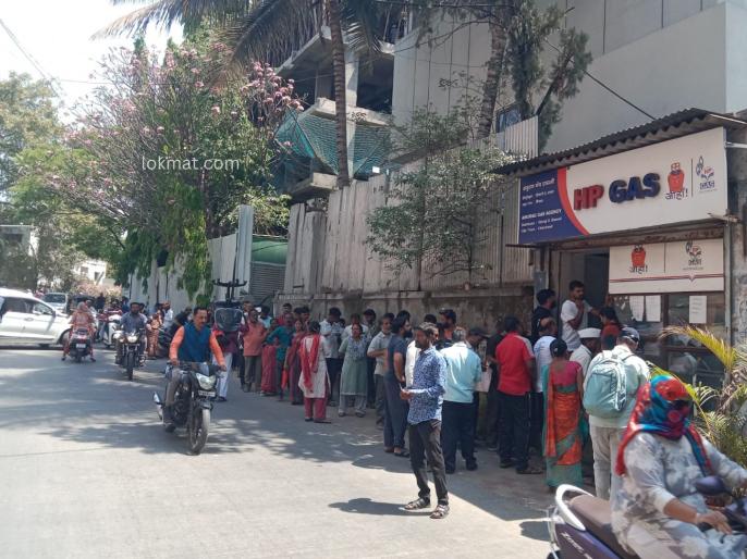 LPG Gas Crisis : पिंपरीत गॅस ग्राहकांची गर्दी, रांगा अन् गोंधळाचे वातावरण