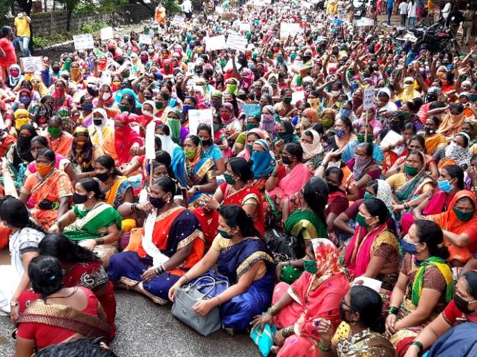 भरपावसात महिलांची जिल्हाधिकारी कार्यालयावर धडक Marathi News In