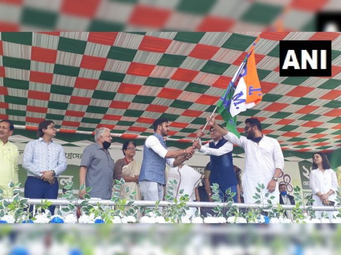former Indian cricketer Ashok Dinda joins bjp and Manoj Tiwari join TMC ahead of Bengal polls | भारतीय क्रिकेटपटूंची राजकीय इनिंग; एकानं जॉईन केलं BJP, तर एक तृणमूल काँग्रेसमध्ये former Indian cricketer Ashok Dinda joins bjp and Manoj Tiwari join TMC ahead of Bengal polls | भारतीय क्रिकेटपटूंची राजकीय इनिंग; एकानं जॉईन केलं BJP, तर एक तृणमूल काँग्रेसमध्ये