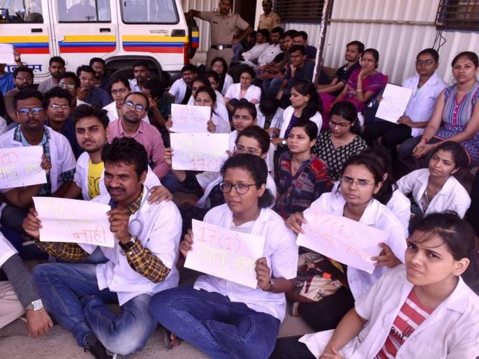 student continue their agitation after discussion with state government goes unfruitful | मराठा विद्यार्थी-सरकारमधील चर्चा निष्फळ; विद्यार्थी आंदोलनावर ठाम student continue their agitation after discussion with state government goes unfruitful | मराठा विद्यार्थी-सरकारमधील चर्चा निष्फळ; विद्यार्थी आंदोलनावर ठाम
