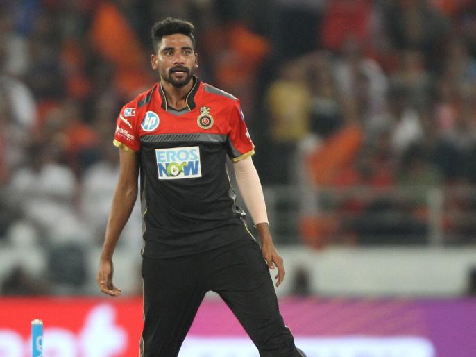 IPL 2021: Mohammed Siraj calls de Villiers an 'alien'; Tweeted viral | IPL 2021 : सिराजने डीव्हिलियर्सला म्हटले ‘एलियन’; ट्विट झाले व्हायरल IPL 2021: Mohammed Siraj calls de Villiers an 'alien'; Tweeted viral | IPL 2021 : सिराजने डीव्हिलियर्सला म्हटले ‘एलियन’; ट्विट झाले व्हायरल