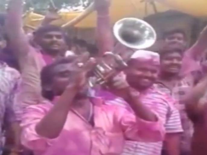 IPL 2021 social media users share jasprit bumrah marriage funny video goes to viral | IPL 2021: बुमराहच्या लग्नाच्या वरातीचा धमाल Video व्हायरल, पाहून पोट धरून हसाल! IPL 2021 social media users share jasprit bumrah marriage funny video goes to viral | IPL 2021: बुमराहच्या लग्नाच्या वरातीचा धमाल Video व्हायरल, पाहून पोट धरून हसाल!