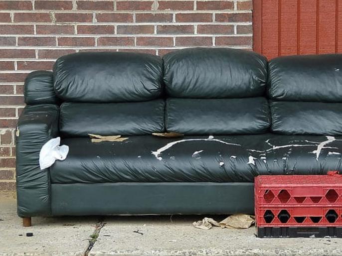 भंगारवाल्याकडून खरेदी केलेल्या सोफ्यात सापडले लाखो रूपये, पण