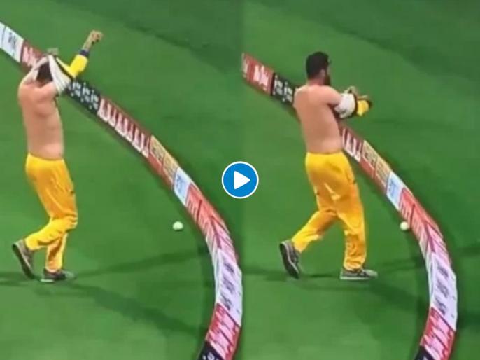 Abu Dhabi T10 League: Shirtless Rohan Mustafa chases the ball, concedes four runs, Video | Video : चेंडू सीमारेषेपार जात असताना खेळाडू जर्सी बदलत राहिला अन् एकच हशा पिकला! Abu Dhabi T10 League: Shirtless Rohan Mustafa chases the ball, concedes four runs, Video | Video : चेंडू सीमारेषेपार जात असताना खेळाडू जर्सी बदलत राहिला अन् एकच हशा पिकला!