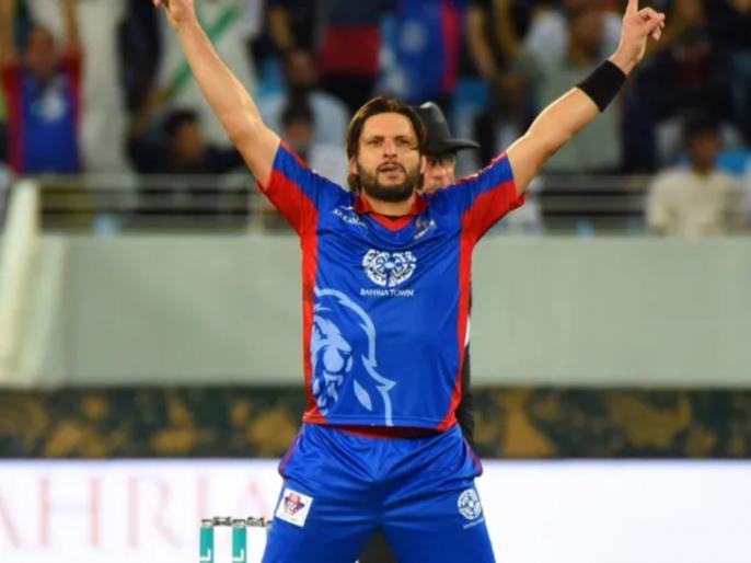 Shahid Afridi questions ICC after umpire refuses to take his cap owing to COVID-19 rules | अम्पायरनं टोपी घेण्यास नकार दिला अन् शाहिद आफ्रिदीनं थेट ICCकडे केली तक्रार; जाणून घ्या विचित्र प्रकार Shahid Afridi questions ICC after umpire refuses to take his cap owing to COVID-19 rules | अम्पायरनं टोपी घेण्यास नकार दिला अन् शाहिद आफ्रिदीनं थेट ICCकडे केली तक्रार; जाणून घ्या विचित्र प्रकार