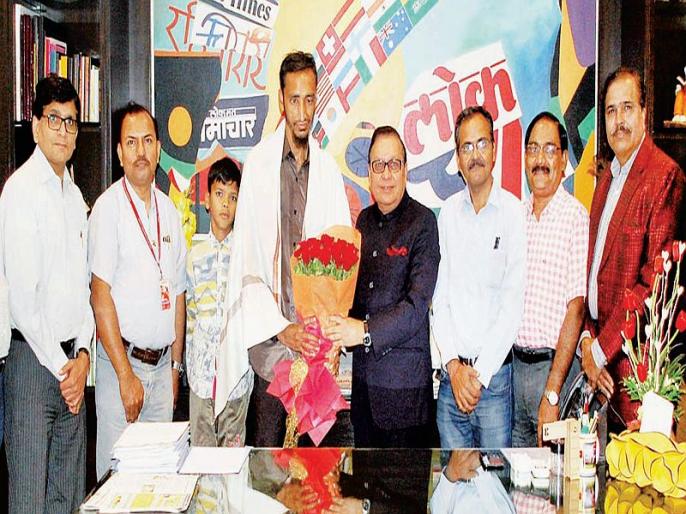 नेत्रहीन वृत्तपत्र विक्रेते शेख नाहीद यांच्या जिद्दीचे ‘लोकमत’मध्ये