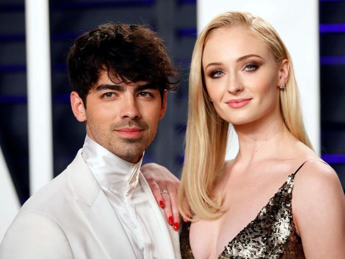nick jonas brother joe and sofie turner got married in america | प्रियंका चोप्राचा दीर जो जोनासचे सरप्राईज वेडिंग, सोफी टर्नरसोबत अडकला लग्नबंधनात nick jonas brother joe and sofie turner got married in america | प्रियंका चोप्राचा दीर जो जोनासचे सरप्राईज वेडिंग, सोफी टर्नरसोबत अडकला लग्नबंधनात