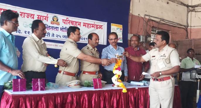 Solapur agitation starts in security; S. T. Near employee near Helmet | सोलापूर आगारात सुरक्षितता मोहिम सुरू; एस. टी. कर्मचाºयांनी केले हेल्मेटला जवळ Solapur agitation starts in security; S. T. Near employee near Helmet | सोलापूर आगारात सुरक्षितता मोहिम सुरू; एस. टी. कर्मचाºयांनी केले हेल्मेटला जवळ