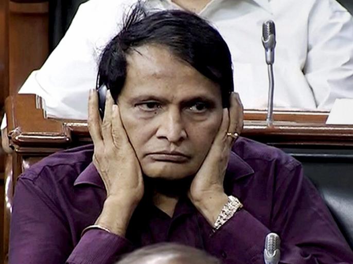 Suspects from Suresh Prabhu's box | सुरेश प्रभू यांच्या विमानातून उतरविलेल्या बॉक्सवरुन संशय Suspects from Suresh Prabhu's box | सुरेश प्रभू यांच्या विमानातून उतरविलेल्या बॉक्सवरुन संशय
