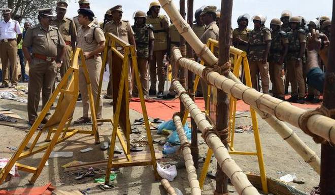 stampede in Tamil Nadu temple; 7 killed | तामिळनाडूतील मंदिरात शिक्क्यासाठी चेंगराचेंगरी; 7 ठार stampede in Tamil Nadu temple; 7 killed | तामिळनाडूतील मंदिरात शिक्क्यासाठी चेंगराचेंगरी; 7 ठार