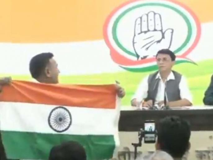man interrupts media briefing by congress spokesperson pawan khera on yogi adityanath govt ajay singh bisht | ...अन् त्यानं काँग्रेसच्या पत्रकार परिषदेत फडकावला तिरंगा man interrupts media briefing by congress spokesperson pawan khera on yogi adityanath govt ajay singh bisht | ...अन् त्यानं काँग्रेसच्या पत्रकार परिषदेत फडकावला तिरंगा