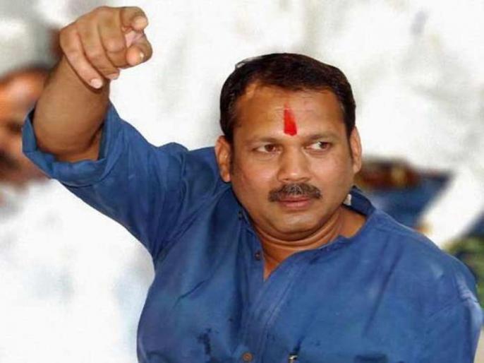 mp udayanraje supporters vandalized posters of fight film | 'फाà¤à¤'वरà¥à¤¨ वातावरण 'à¤à¤¾à¤à¤'; à¤à¤¦à¤¯à¤¨à¤°à¤¾à¤à¥ समरà¥à¤¥à¤à¤¾à¤à¤à¤¡à¥à¤¨ तà¥à¤¡à¤«à¥à¤¡