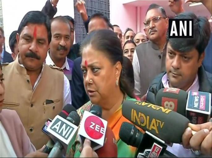 Rajasthan Elections 2018: Rajasthan CM Vasundhara Raje slams sharad yadav on his comments | Rajasthan Elections 2018 : 'हा तर महिलाà¤à¤à¤¾ à¤
पमान'; शरद यादवाà¤à¤à¥à¤¯à¤¾ वादà¤à¥à¤°à¤¸à¥à¤¤ विधानावर वसà¥à¤à¤§à¤°à¤¾ राà¤à¥à¤à¤à¤¾ पलà¤à¤µà¤¾à¤°