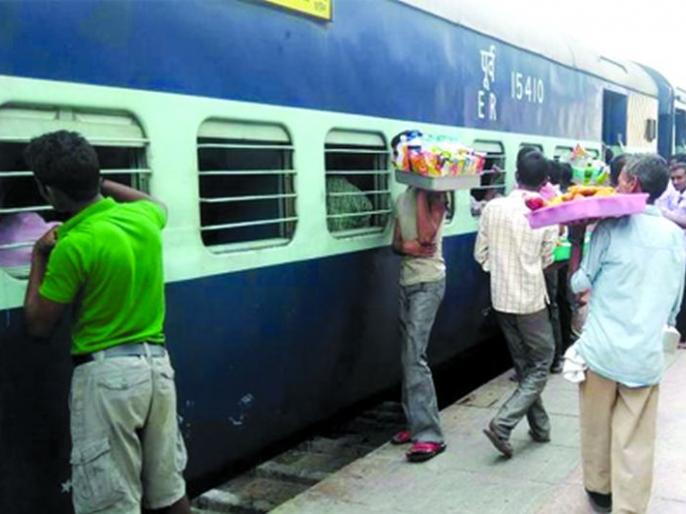 Tea 10, and bottle of water for Rs 20; Plunder at the Nagpur railway station | à¤à¤¹à¤¾ १०, तर पाणà¥à¤¯à¤¾à¤à¥ बाà¤à¤²à¥ २० रà¥à¤ªà¤¯à¤¾à¤²à¤¾; नाà¤à¤ªà¥à¤° रà¥à¤²à¥à¤µà¥à¤¸à¥à¤¥à¤¾à¤¨à¤à¤¾à¤µà¤° लà¥à¤