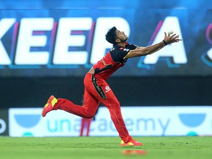 IPL 2021 Mi vs RCB Live T20 Score : Washington Sundar strikes in the first over, took the wicket of Chris Lynn for 49. | IPL 2021 : MI vs RCB T20 Live : वॉशिंग्टन सुंदर १३व्या षटकात गोलंदाजीला आला अन् अप्रतिम झेल घेत MIला धक्का दिला IPL 2021 Mi vs RCB Live T20 Score : Washington Sundar strikes in the first over, took the wicket of Chris Lynn for 49. | IPL 2021 : MI vs RCB T20 Live : वॉशिंग्टन सुंदर १३व्या षटकात गोलंदाजीला आला अन् अप्रतिम झेल घेत MIला धक्का दिला