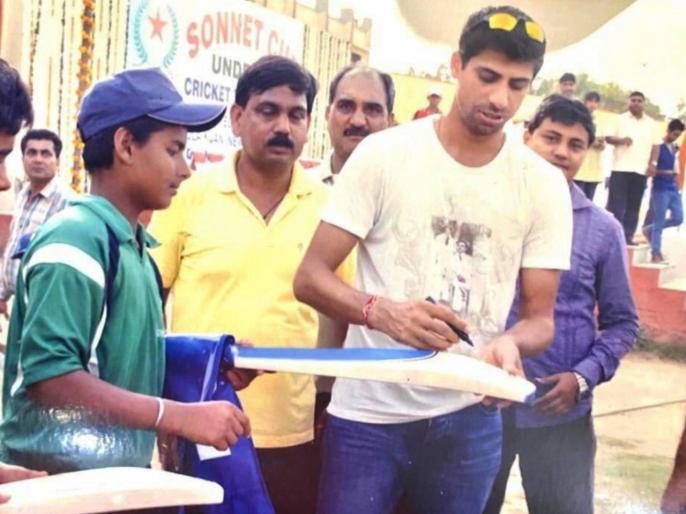 Whoever takes blessings from Ashish Nehra, becomes a legend, Rishabh Pant & Virat Kohli old photo goes viral | Ashish Nehra : आशिष नेहराचा ऑटोग्राफ अन् क्रिकेटपटू स्टार बनलाच समजा; सोशल मीडियावर 'त्या' फोटोंवरून जोरदार चर्चा Whoever takes blessings from Ashish Nehra, becomes a legend, Rishabh Pant & Virat Kohli old photo goes viral | Ashish Nehra : आशिष नेहराचा ऑटोग्राफ अन् क्रिकेटपटू स्टार बनलाच समजा; सोशल मीडियावर 'त्या' फोटोंवरून जोरदार चर्चा