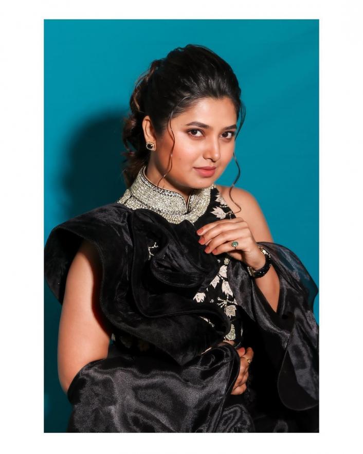 prajakta-mali-looks-very-glamorous-black-dress prajakta-mali-looks-very-glamorous-black-dress