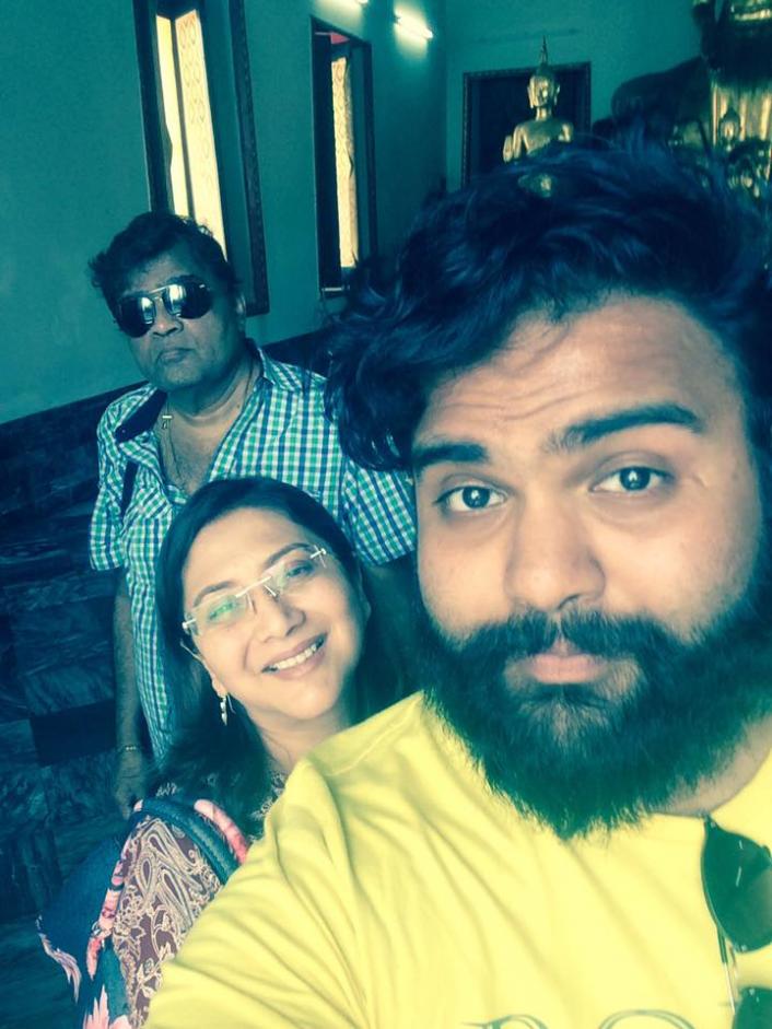 सिनेसृष्टीपासून दूर असलेला अशोक सऱाफ यांचा मुलगा नक्की करतो तरी काय