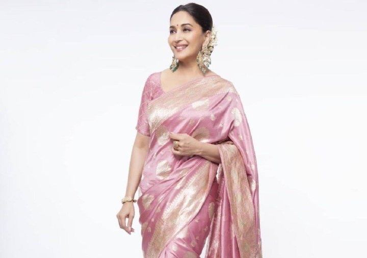 माधुरी दीक्षितची ९० हजारांची साडी पाहिली? खास काय? रेशमाच्या रेघांची  कारागिरी कमाल.. - Marathi News | Have you seen Madhuri Dixit Nene&#39;s sari  worth Rs 90,000? What&#39;s new in that ...
