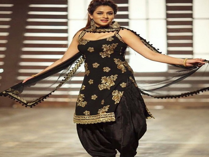 Love The Colour Black? We Got 15+ Black Outfits For All The Bridesmaids! |  Indian fashion, Indian dresses, Party wear indian dresses