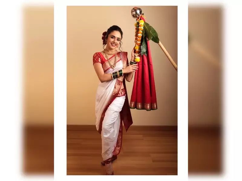 Gudi Padwa Fashion: यंदाच्या गुढीपाडव्याच्या दिवशी फॉलो करा साडीची हटके  स्टाईल | Gudi padwa 2022 fashion look stylish and up to date by wearing  these special saree style patterns prp 93