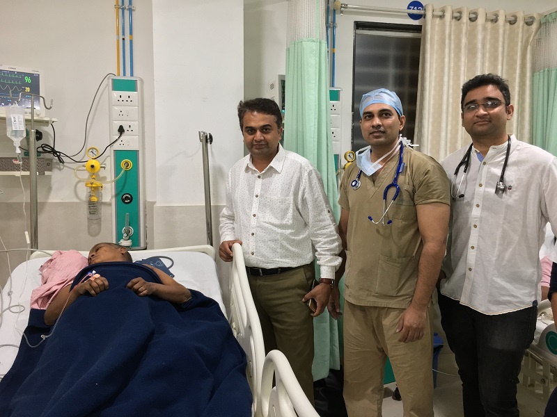 Untimely maula cancer free: Dr. Social commitment to Satish Sonawane | निराधार माउलीची कॅन्सरची शस्त्रक्रिया यशस्वी : डॉ. सतीष सोनवणे यांनी जपली सामाजिक बांधिलकी