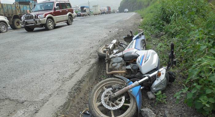Accidents near Tambhurni; Two people died on the spot in Ausa | टेंभुर्णीजवळ अपघात; औसा येथील दोघांचा जागीच मृत्यू