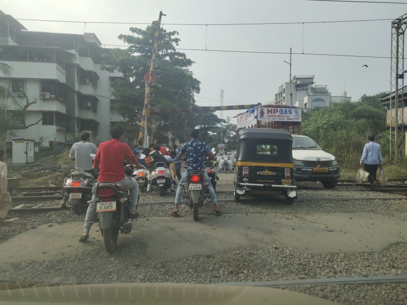 Titwala railway gate crossing leads to road accident | टिटवाळा रेल्वे फाटक क्रॉसिंग रस्ता ठरतोय अपघातास कारणीभूत 
