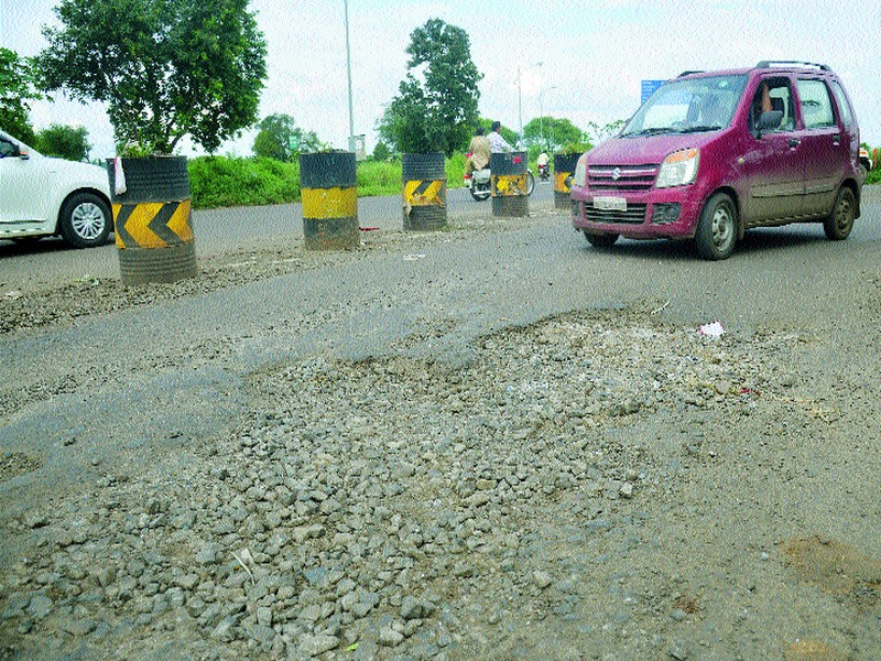  Due to rain, roads re-pit | पावसामुळे रस्ते पुन्हा खड्ड्यात