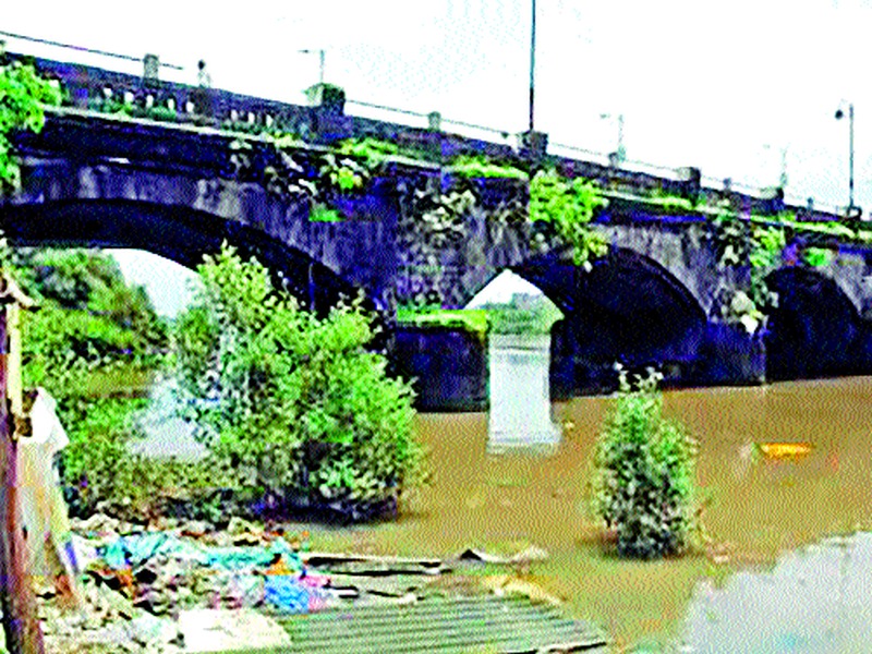  Sensors giving alert to 12 bridges in the district | जिल्ह्यातील १२ पुलांना अलर्ट देणारे सेन्सर्स